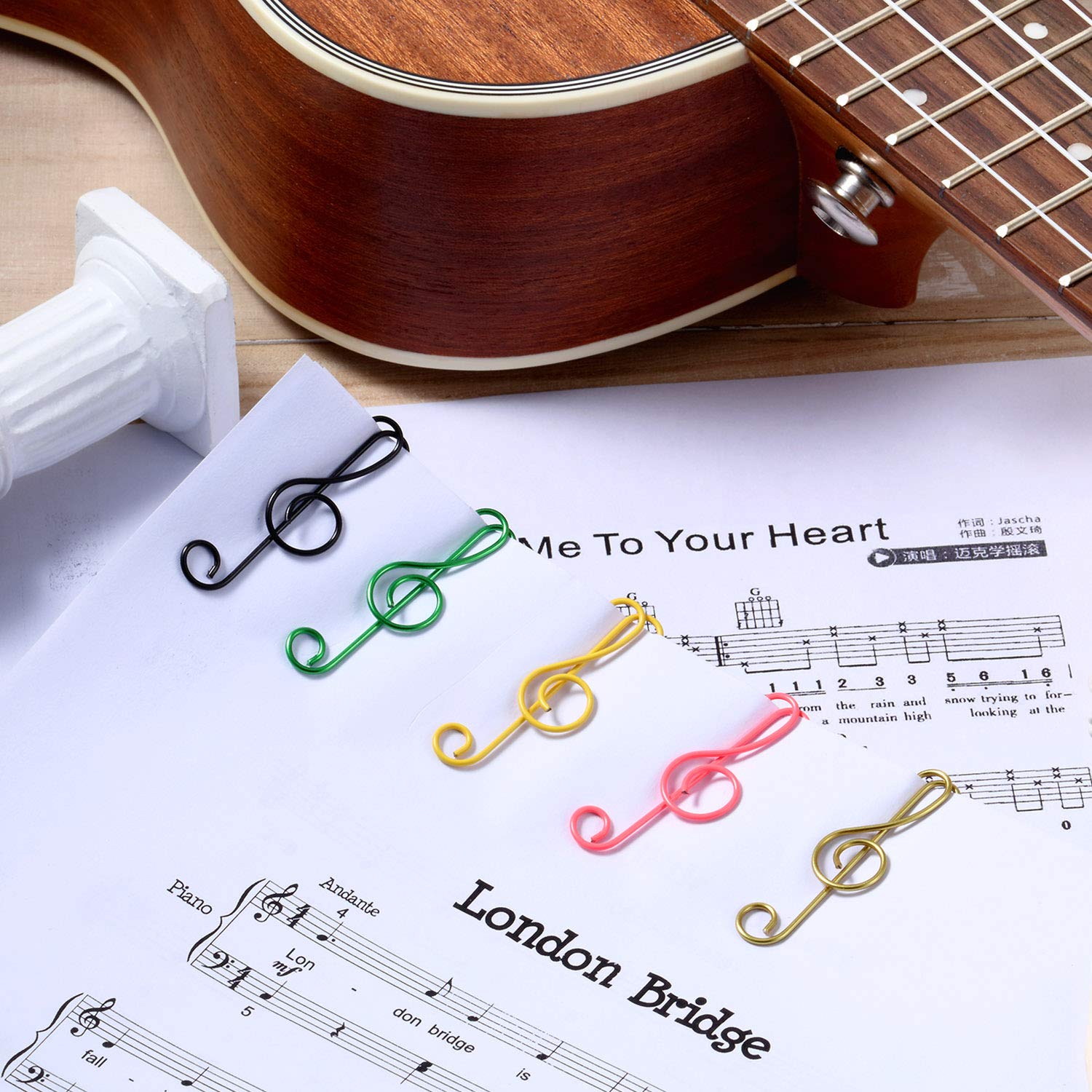 Music multicoloured metal paper clips