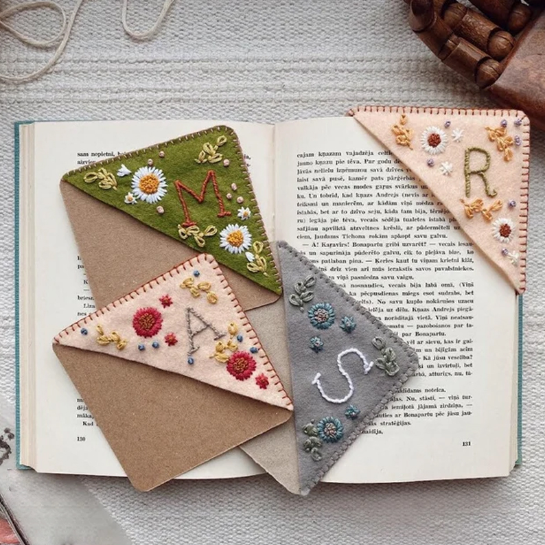 Bloomy Line - Personalized hand embroidered corner bookmark