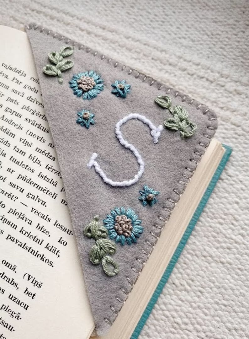 Bloomy Line - Personalized hand embroidered corner bookmark