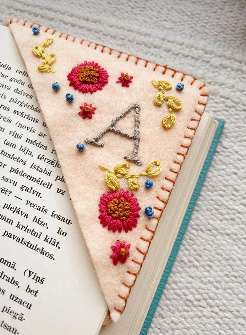 Bloomy Line - Personalized hand embroidered corner bookmark