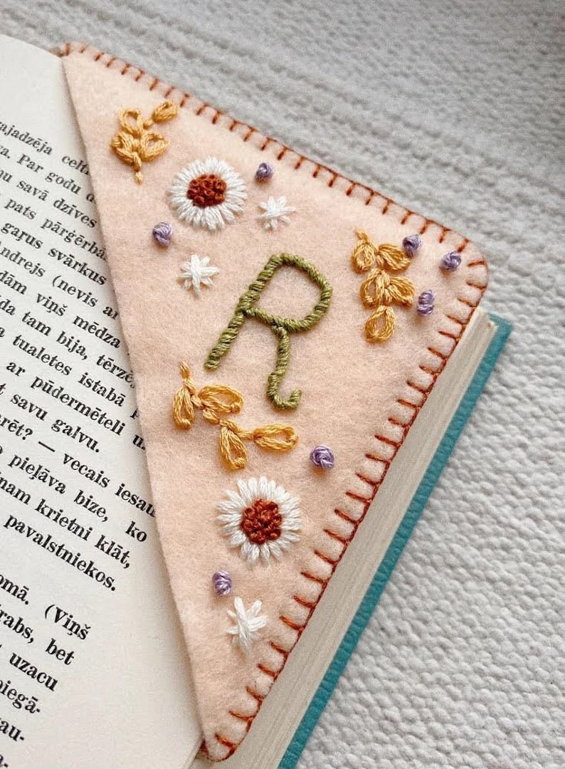 Bloomy Line - Personalized hand embroidered corner bookmark