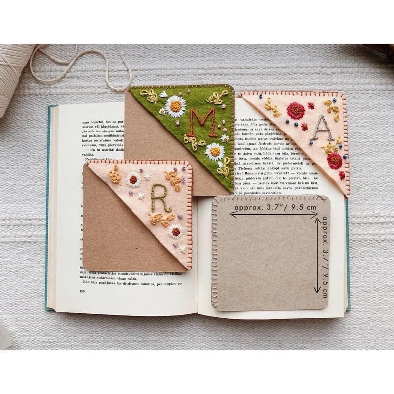 Bloomy Line - Personalized hand embroidered corner bookmark