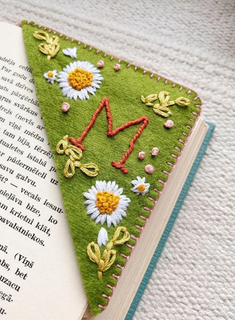 Bloomy Line - Personalized hand embroidered corner bookmark