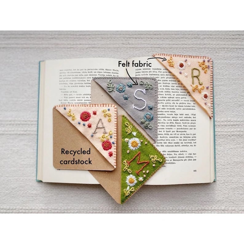 Bloomy Line - Personalized hand embroidered corner bookmark