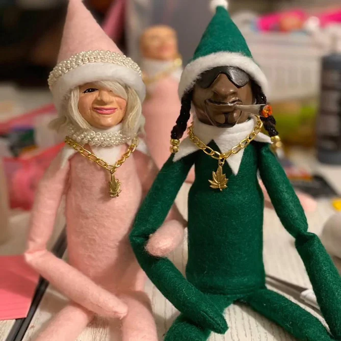 (BLACK FRIDAY UP TO 50% OFF) Snoop On A Stoop Christmas Elf Doll